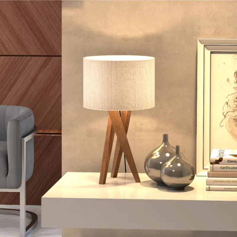 Abajur de Mesa Luxo em Madeira com Cúpula de Tecido - Casas Gael