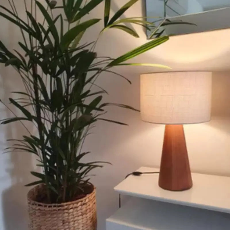 Abajur de Mesa Wooden Cúpula de Linho - Casas Gael