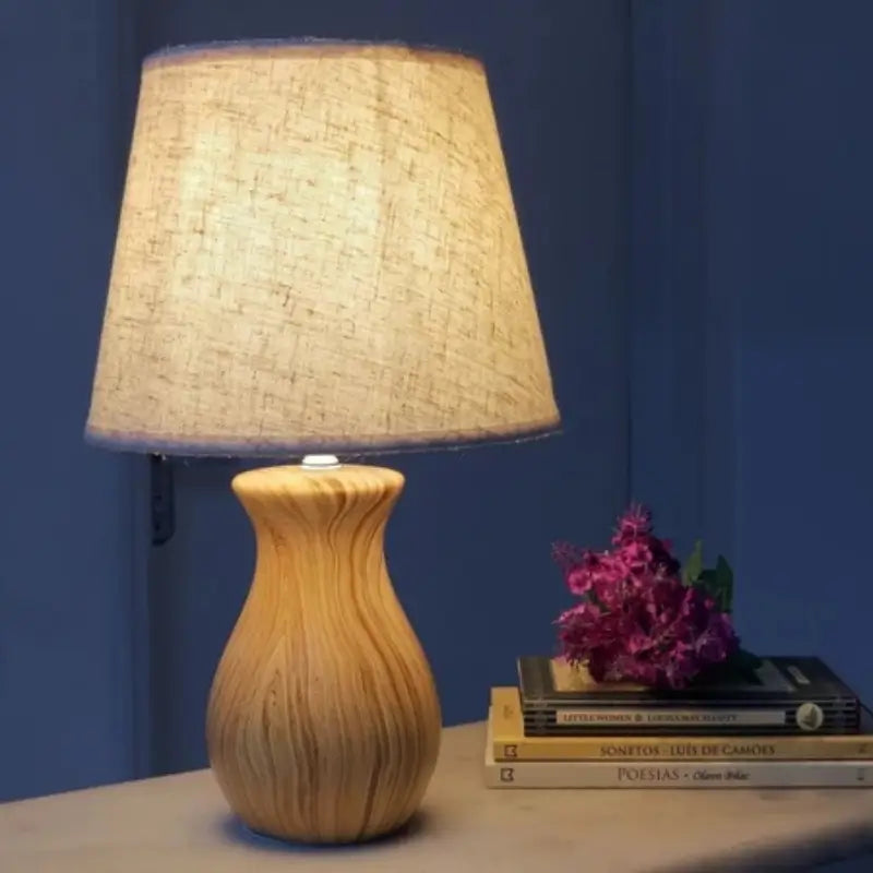 Abajur de Mesa em Cerâmica Efeito Madeira - Casas Gael
