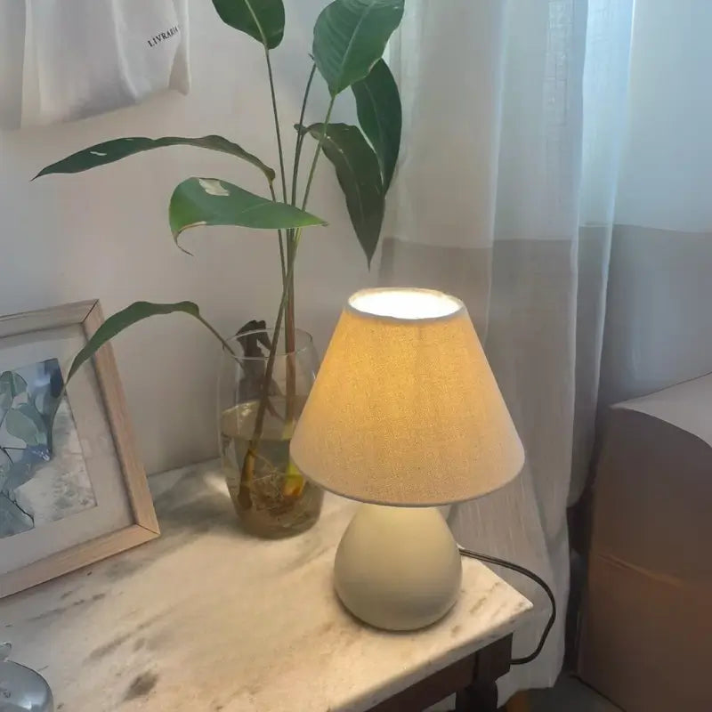 Abajur de Mesa em Cerâmica e Tecido Bivolt