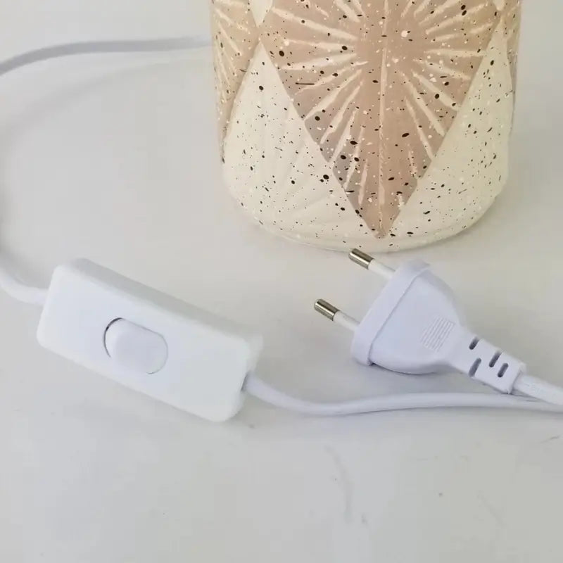 Abajur de Mesa em Cerâmica com Cúpula de Linho - Casas Gael