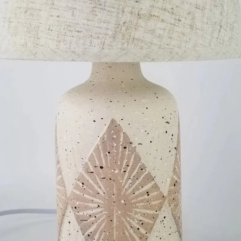 Abajur de Mesa em Cerâmica com Cúpula de Linho - Casas Gael