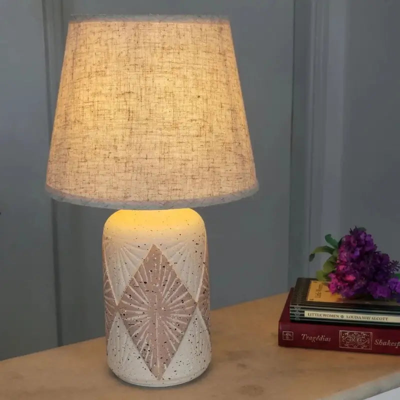 Abajur de Mesa em Cerâmica com Cúpula de Linho - Casas Gael