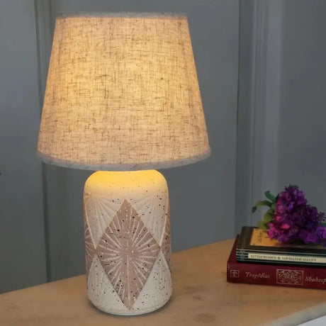 Abajur de Mesa em Cerâmica com Cúpula de Linho - Casas Gael