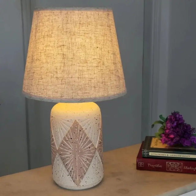 Abajur de Mesa em Cerâmica com Cúpula de Linho - Casas Gael