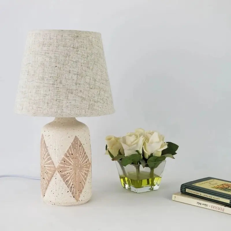 Abajur de Mesa em Cerâmica com Cúpula de Linho - Casas Gael