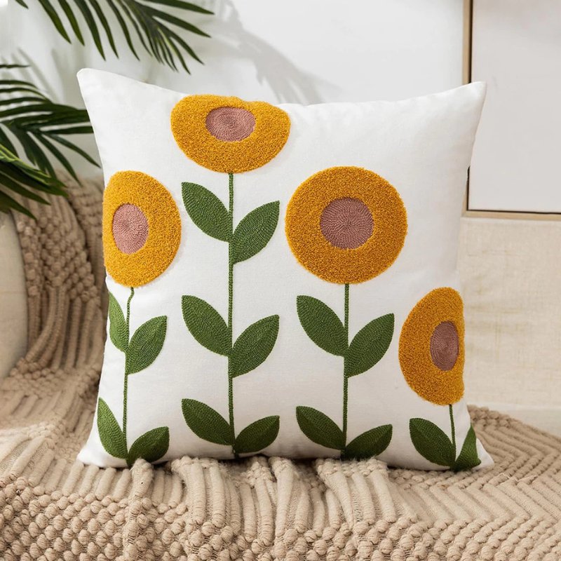 Capa de Almofada com Bordado Floral em Alto - Relevo - Casas Gael