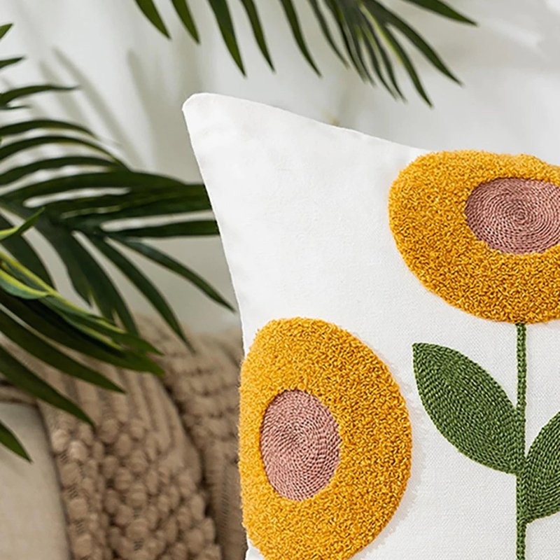 Capa de Almofada com Bordado Floral em Alto - Relevo - Casas Gael