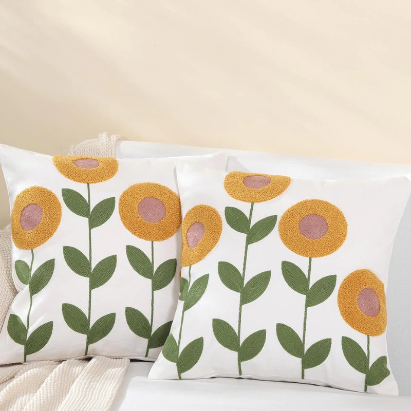 Capa de Almofada com Bordado Floral em Alto - Relevo - Casas Gael