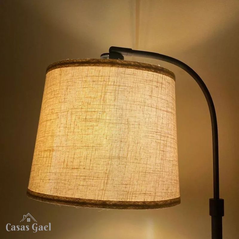 Luminária de Chão Ajustável com Cúpula em Linho - Casas Gael
