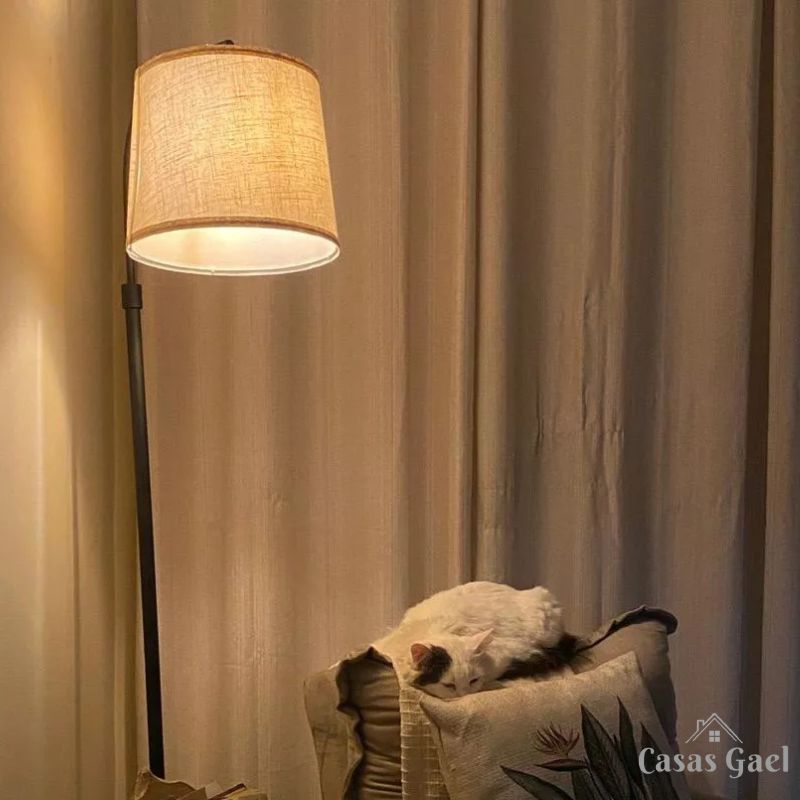 Luminária de Chão Ajustável com Cúpula em Linho - Casas Gael