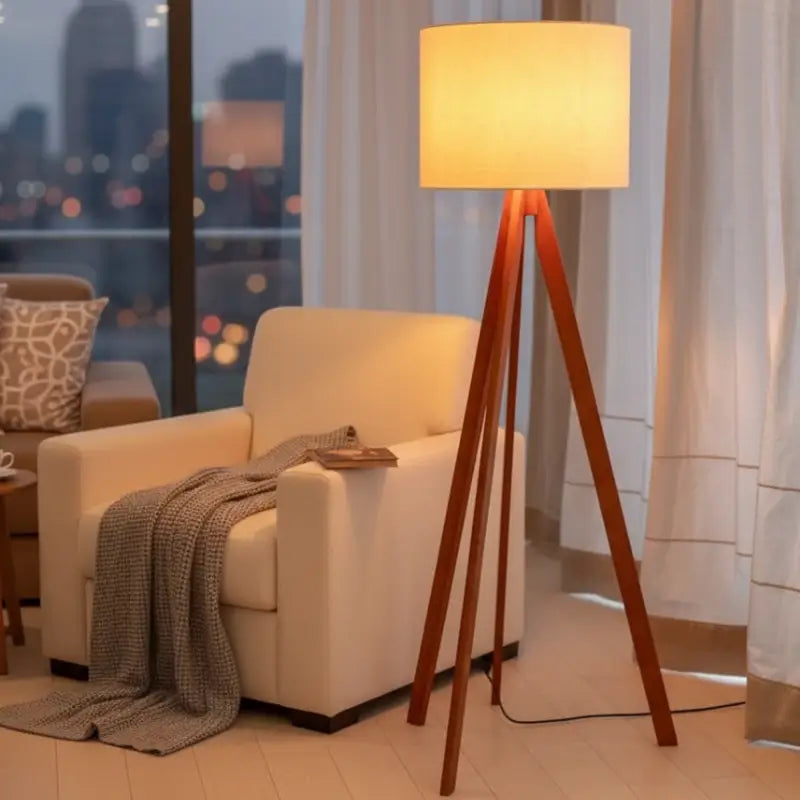 Luminária de Chão com Tripé em Madeira e Linho - Casas Gael