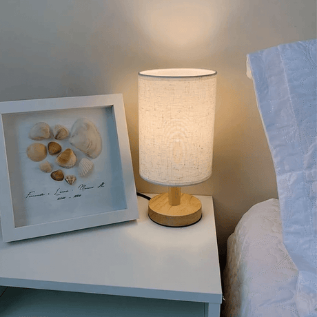 Luminária de Mesa para Quarto em Linho e Madeira