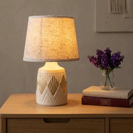 Abajur de Mesa Bege Areia com Detalhes Dourados em Cerâmica e Linho - Casas Gael