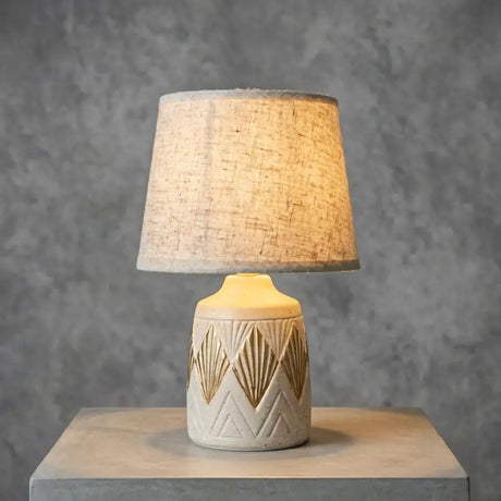 Abajur de Mesa Bege Areia com Detalhes Dourados em Cerâmica e Linho - Casas Gael