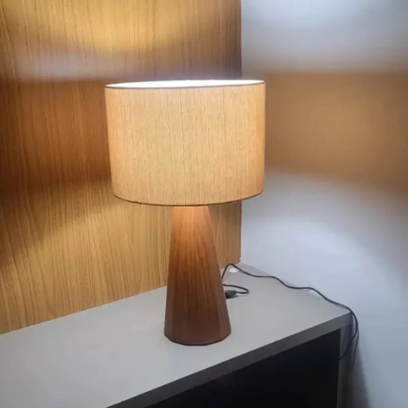 Abajur de Mesa Wooden Cúpula de Linho - Casas Gael