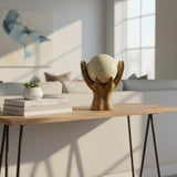 Estatueta Decorativa Centro de Mesa Mãos e Globo em Cerâmica