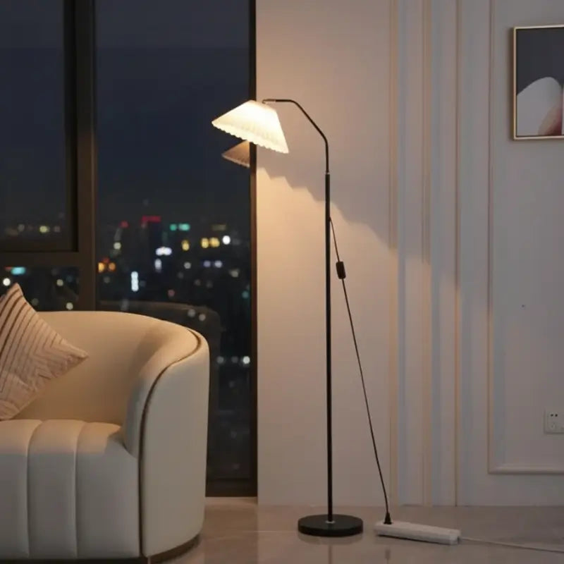 Luminária de Chão Articulável com Cúpula Plissada - Casas Gael